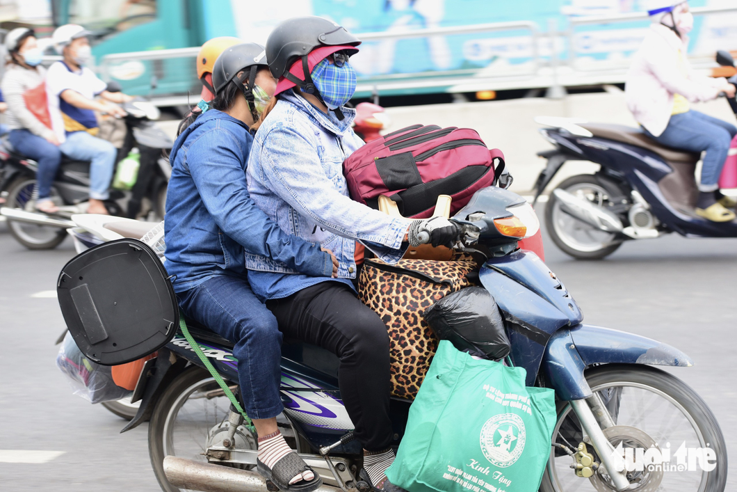 As the holiday is long, many people bring a lot of luggage to their hometowns. Photo: Duyen Phan / Tuoi Tre
