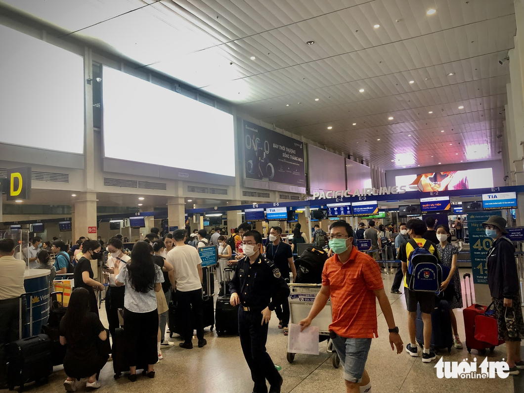 Tan Son Nhat International Airport in Ho Chi Minh City is also crowded o the afternoon of April 28, 2023. Photo: Luu Duyen / Tuoi Tre