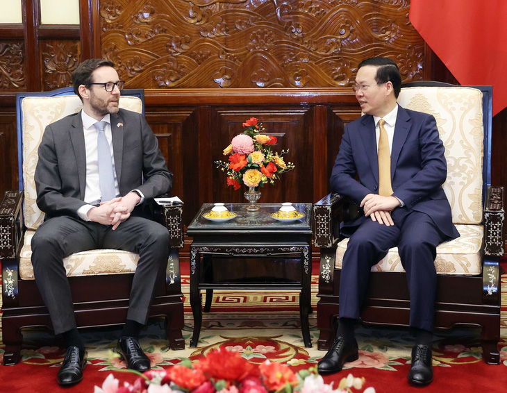 British Ambassador to Vietnam Iain Frew (L) expresses his hope to contribute to Vietnam’s socio-economic development, thereby boosting peace and prosperity in the Asia Pacific region. Photo: Vietnam News Agency