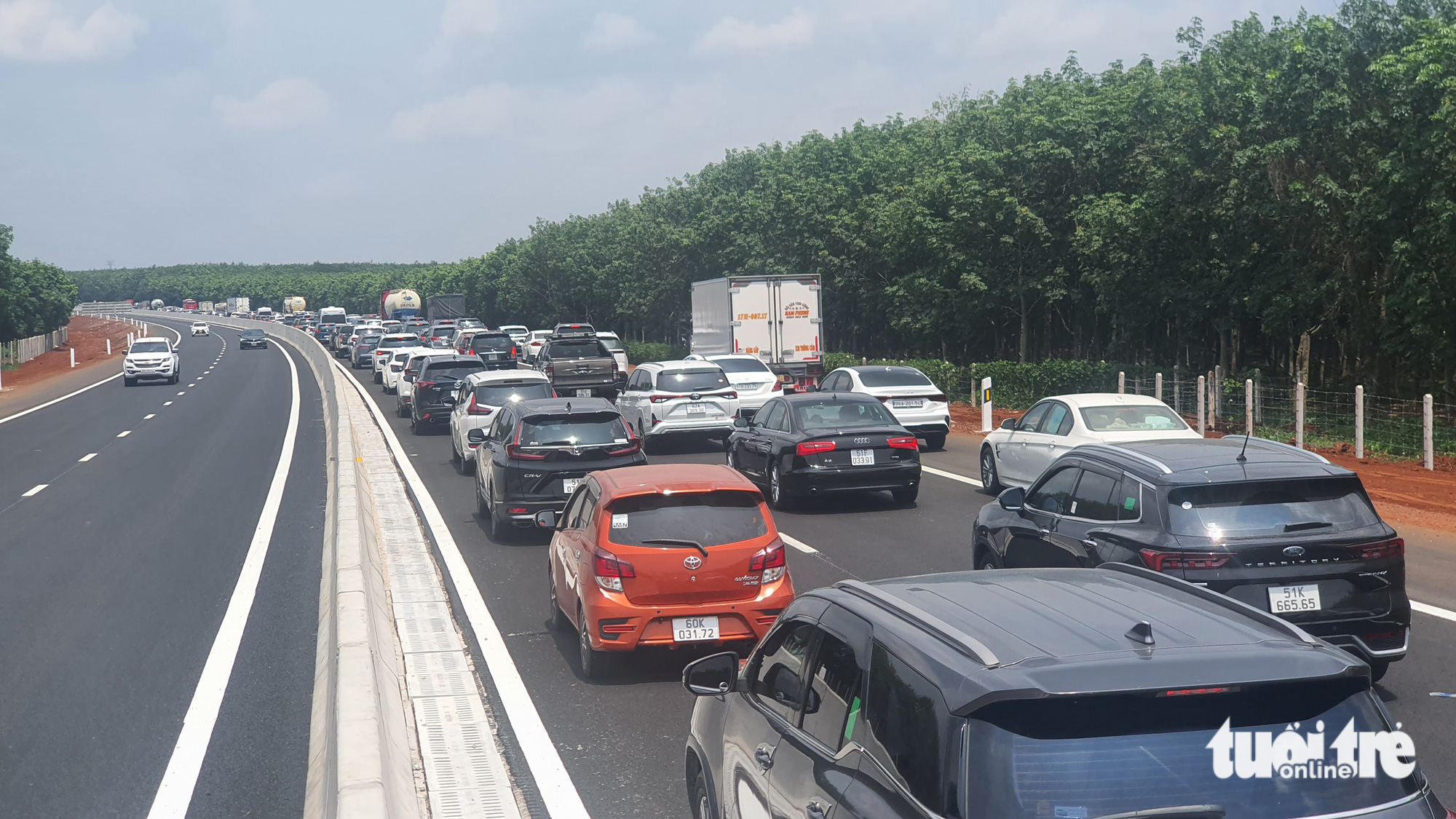 Long lines of vehicles on the Dau Giay – Phan Thiet Expressway.