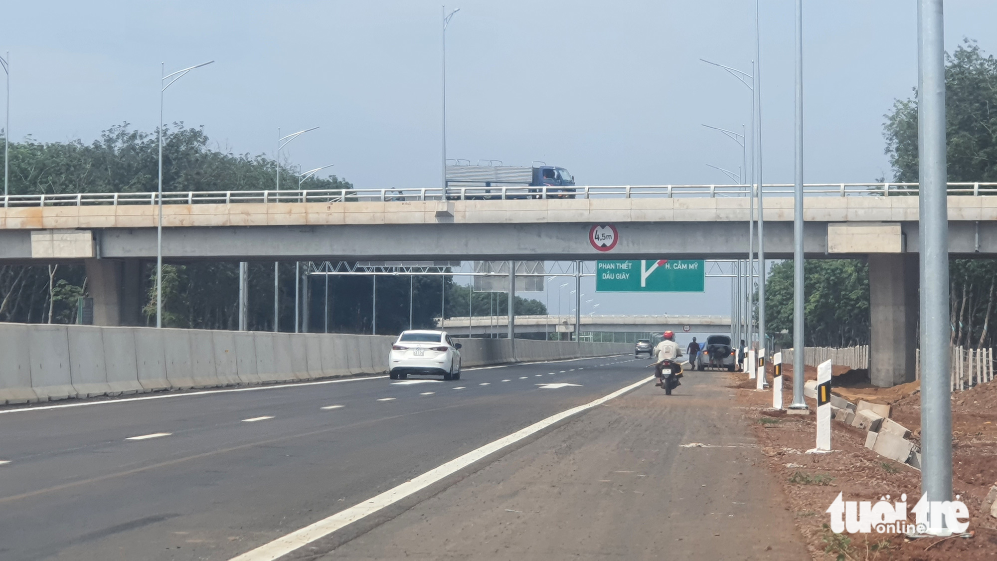 A motorbike runs on the Dau Giay – Phan Thiet Expressway.