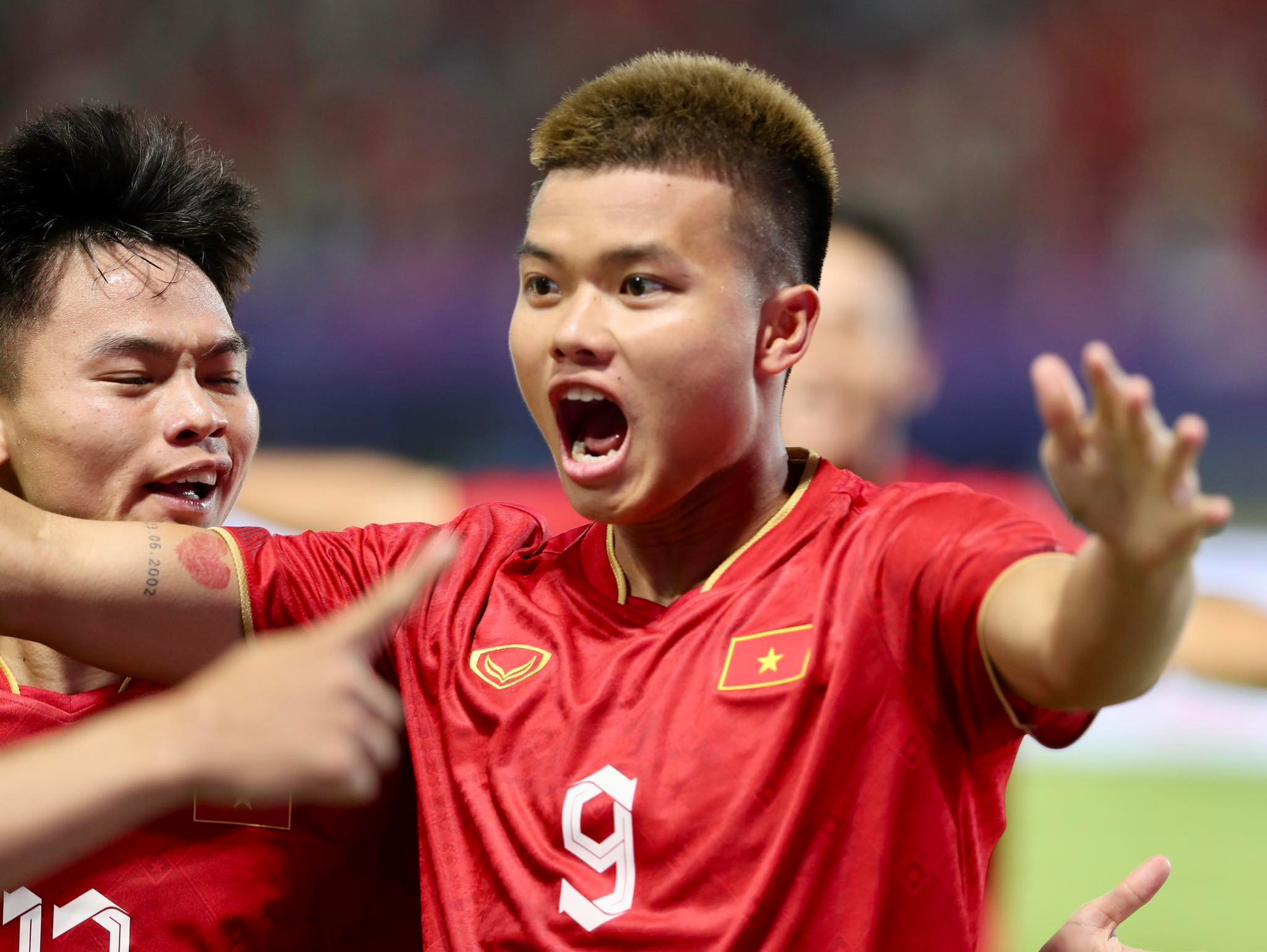 Vietnam’s Nguyen Van Tung celebrates his opening goal in their match against Laos at the 2023 Southeast Asian Games in Phnom Penh, April 30, 2023. Photo: N.K / Tuoi Tre
