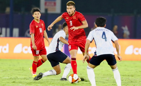 Vietnam’s Nguyen Van Tung dribbles the ball past Lao players in their Group B match at the 2023 Southeast Asian Games in Phnom Penh, April 30, 2023. Photo: N.K / Tuoi Tre