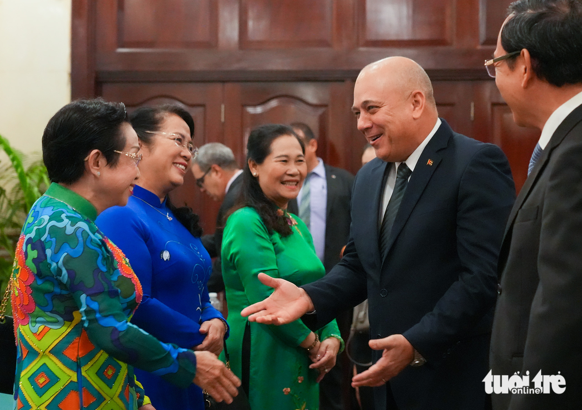 Roberto Morales Ojeda, Politburo member and permanent member of the Secretariat of Cuba’s Communist Party Central Committee, meets with Ho Chi Minh City leaders on May 1, 2023. Photo: Huu Hanh / Tuoi Tre