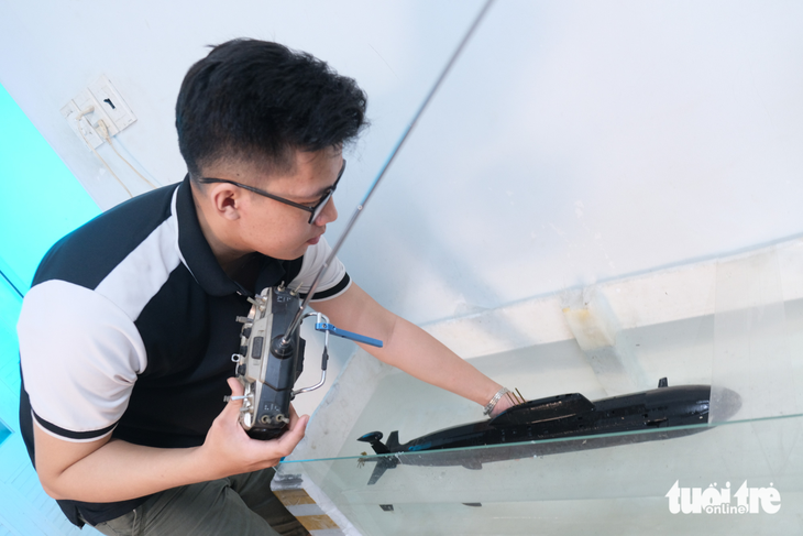 His great passion for submarines prompted Phan Tran Phu to study and create these technology products. Photo: Ngoc Phuong / Tuoi Tre