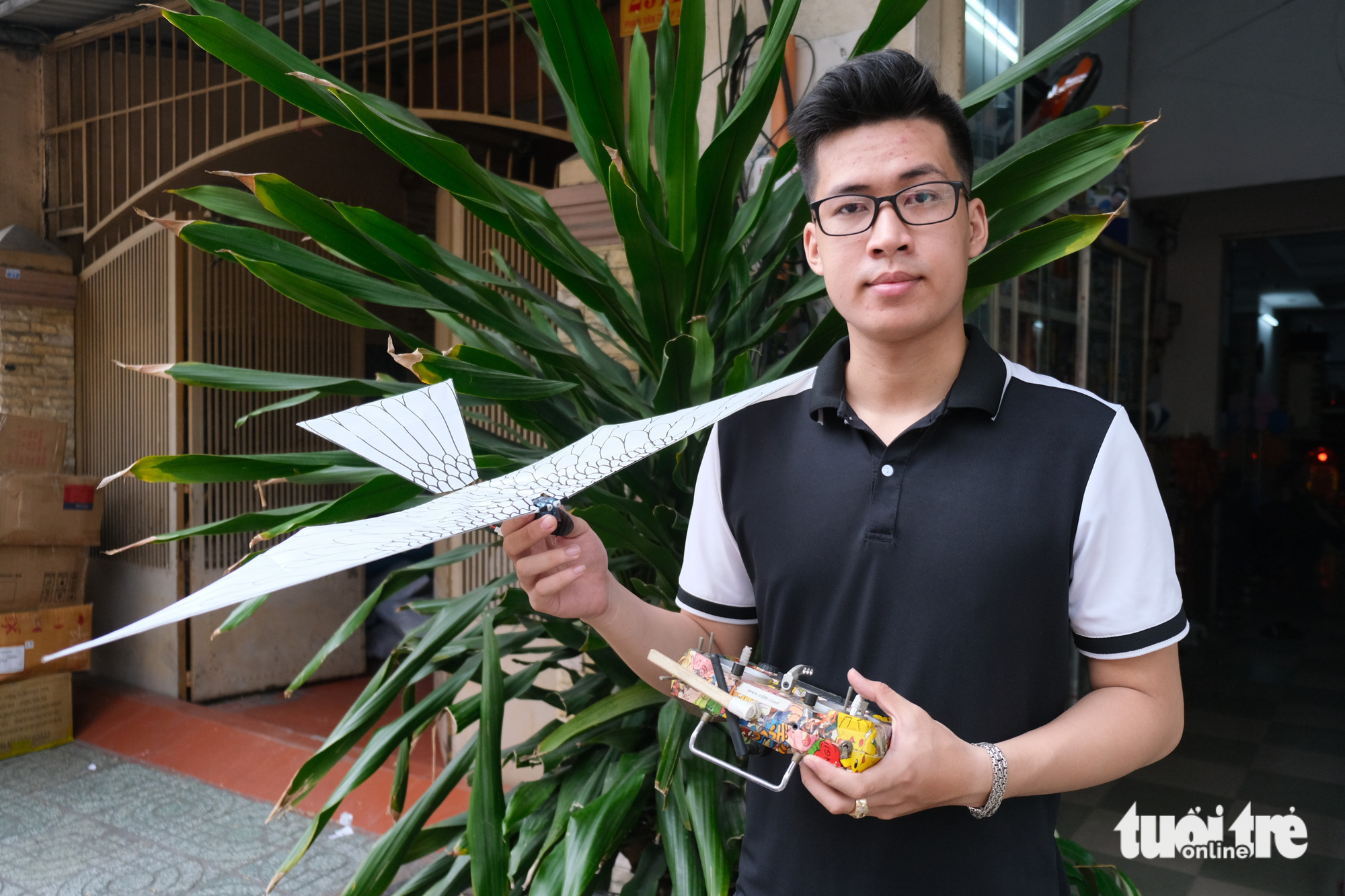 Apart from making submarines, Phu also sizes the bodies of planes to make them smaller and creates bird robots. Photo: Ngoc Phuong / Tuoi Tre