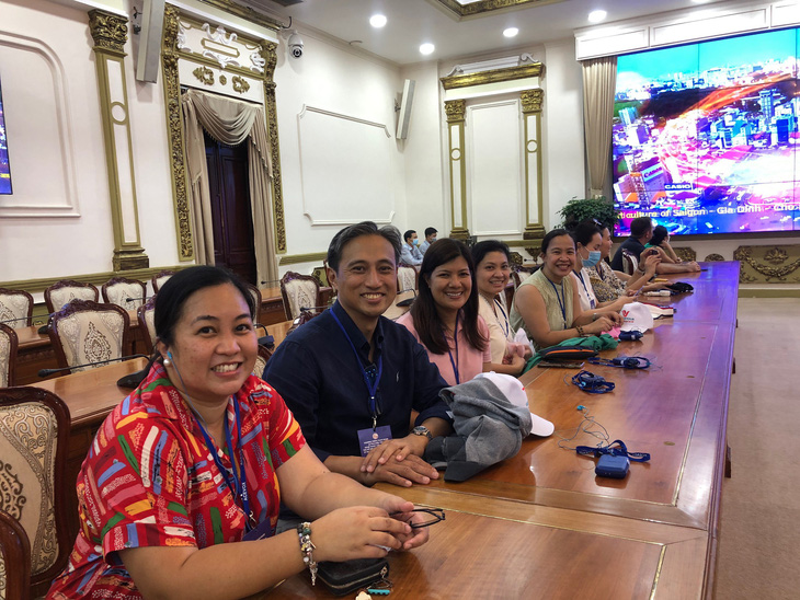 Filipino tourists visit the building the People’s Committee of Ho Chi Minh City. Photo: Hai Kim / Tuoi Tre
