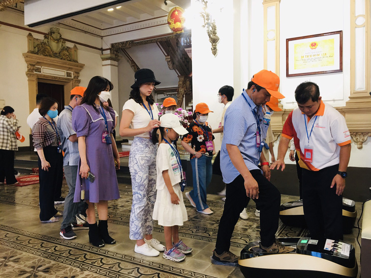 Tourism companies in Ho Chi Minh City offer attractive tours during the Reunification Day (April 30) and International Workers’ Day (May 1) holiday. Photo: Hai Kim / Tuoi Tre