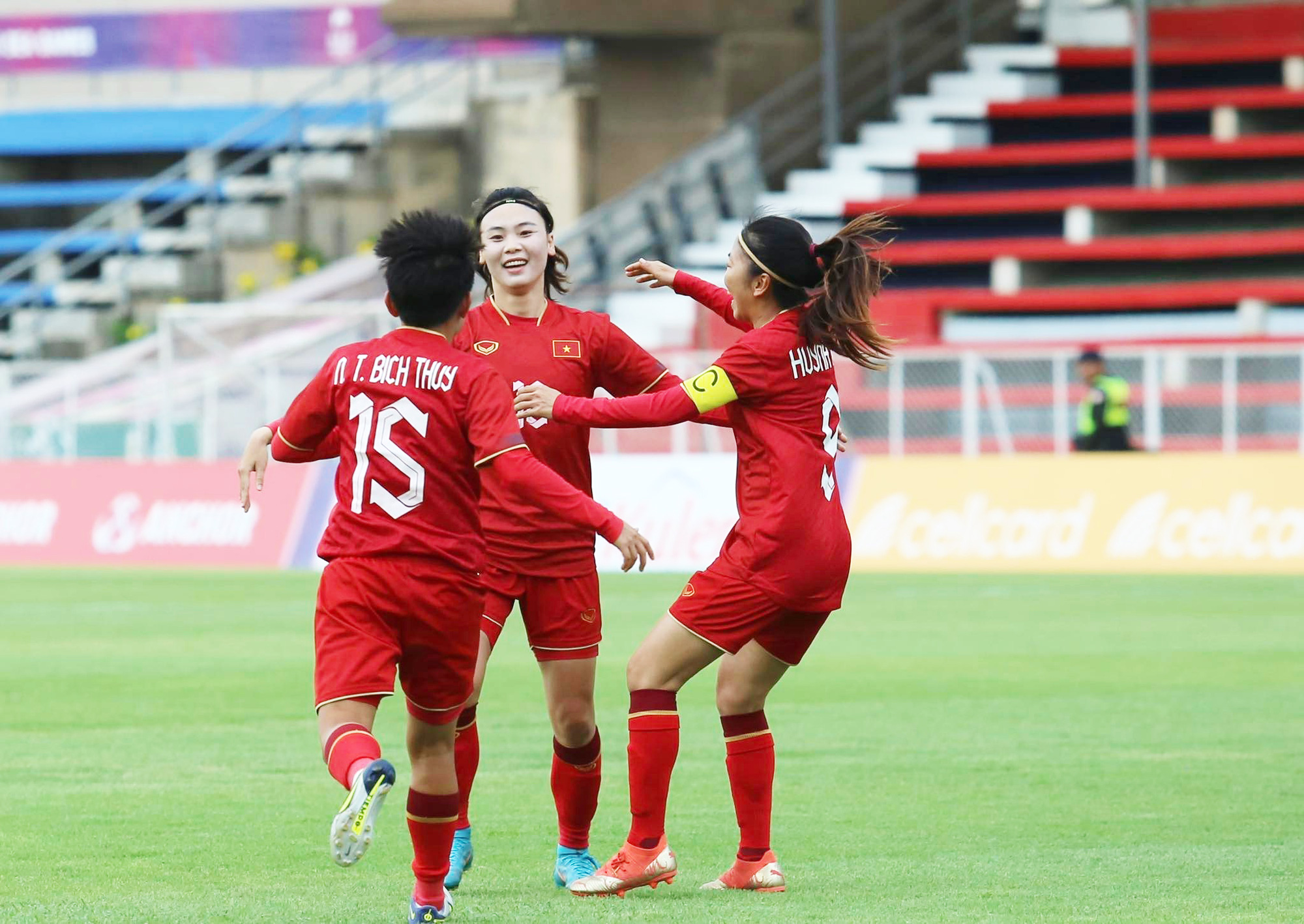 Vietnamese players celebrate a goal against Malaysia in women’s football at the 2023 SE Asian Games in Cambodia, May 3, 2023. Photo: Nguyen Khoi / Tuoi Tre