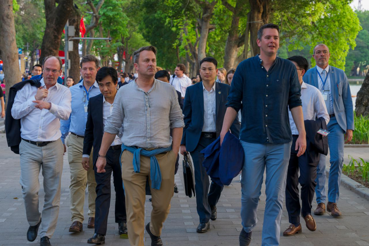 PM Bettel and his entourage stroll through Hanoi after their visits to Ha Long Bay in Quang Ninh Province and a VinFast manufacturing facility in Hai Phong City, northern Vietnam. Photo: Government of Luxembourg