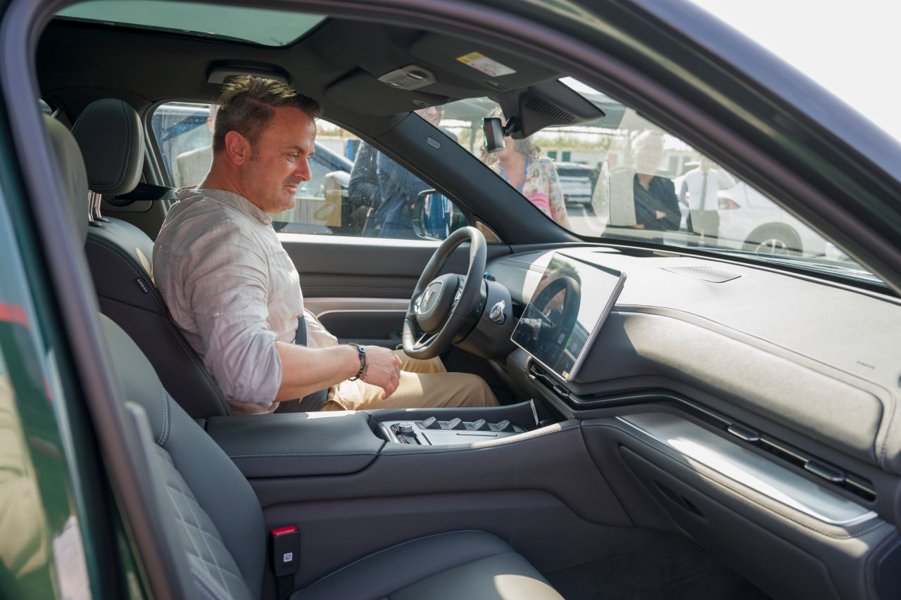 PM Bettel test drives a VinFast electric car. Photo: Government of Luxembourg