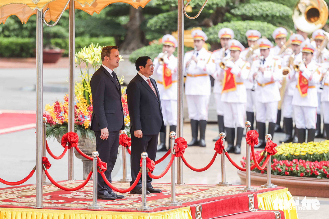 Vietnamese Prime Minister Pham Minh Chinh and Prime Minister of Luxembourg Xavier Bettel attend a welcome ceremony for the latter on May 4, 2023. Photo: Nguyen Khanh / Tuoi Tre