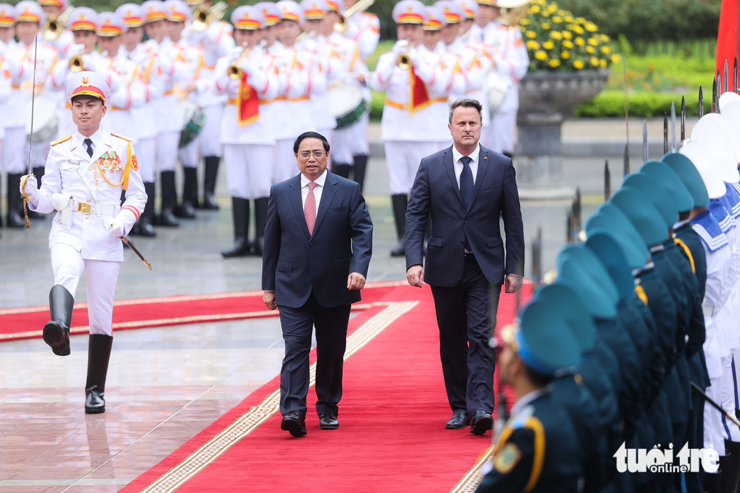 The top officials of Vietnam and Luxembourg walk on a red carpet at the welcome ceremony on May 4, 2023. Photo: Ngueyn Khanh / Tuoi Tre