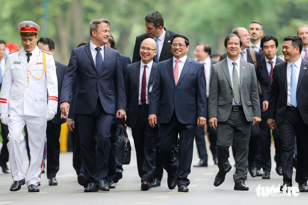 After the welcome ceremony, two prime ministers of Vietnam and Luxembourg and other officials walk to the headquarters of the Government Office for talks. Photo: Nguyen Khanh / Tuoi tre