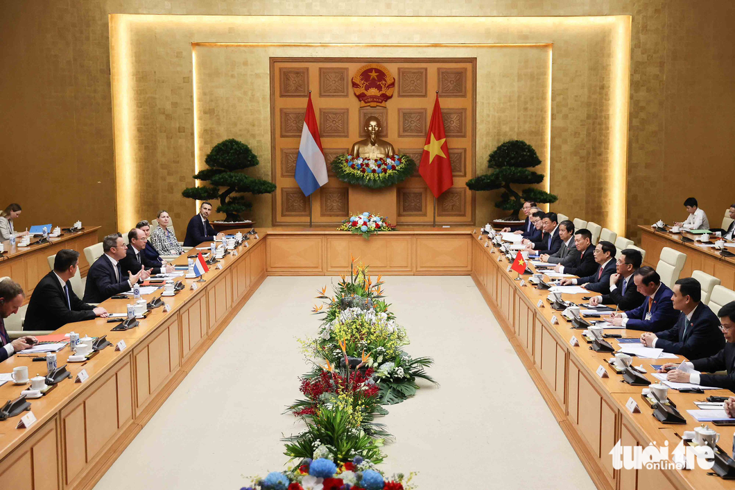 After talks, the two prime ministers will witness the signing of agreements for cooperation. A photo shows a talk between the two government leaders. Photo: Nguyen Khanh / Tuoi Tre