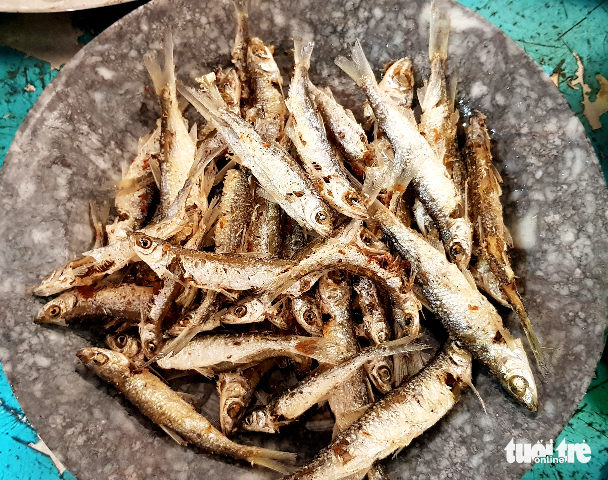 Fried fish served with fish sauce mixed with smashed cilantro is a specialty in Dong Xuan District, Phu Yen Province.