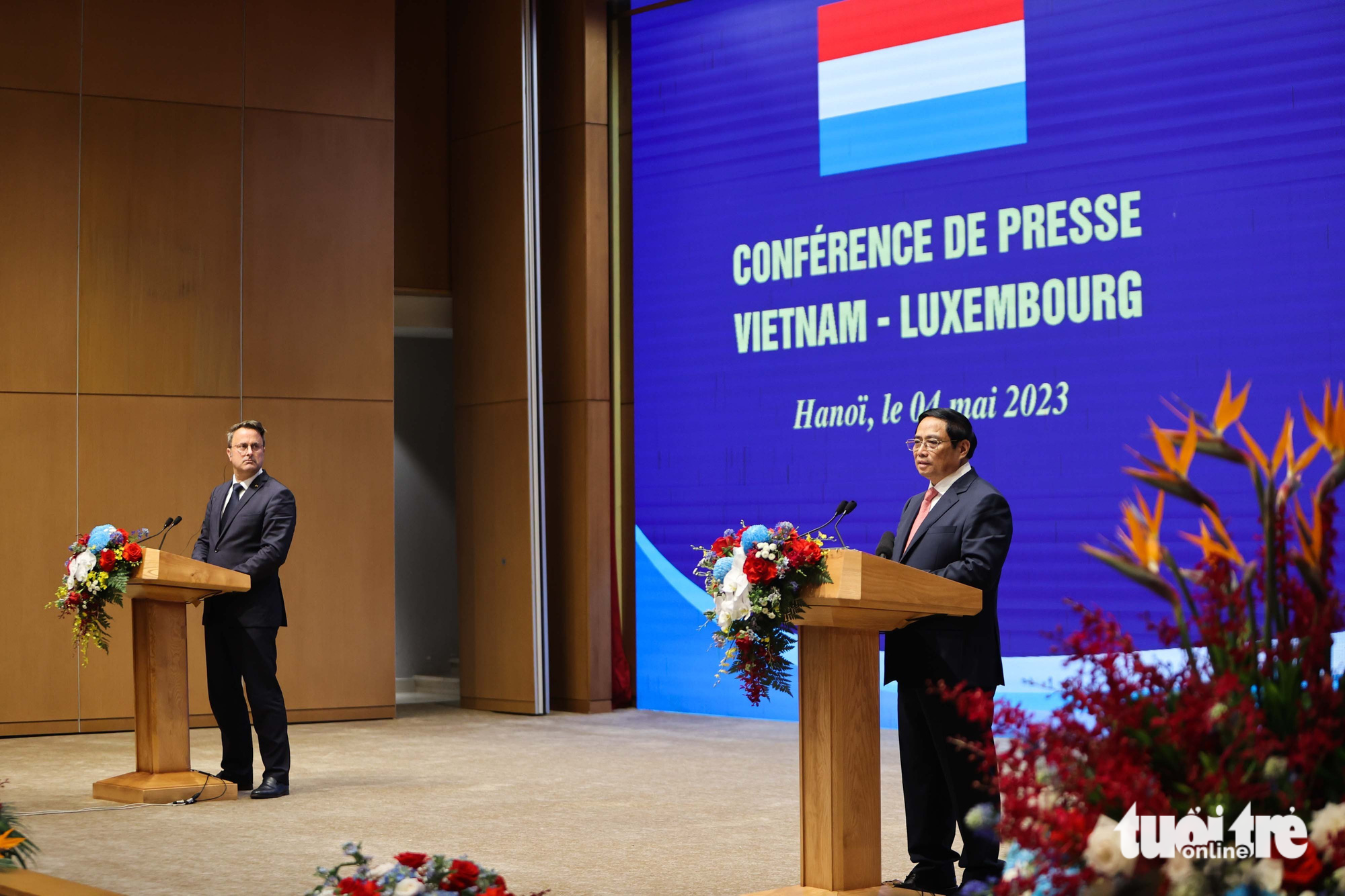 Vietnamese Prime Minister Pham Minh Chinh (R) presented some solutions to boost the cooperation between Vietnam and Luxembourg at the press conference on May 4, 2023. Photo: Nguyen Khanh / Tuoi Tre