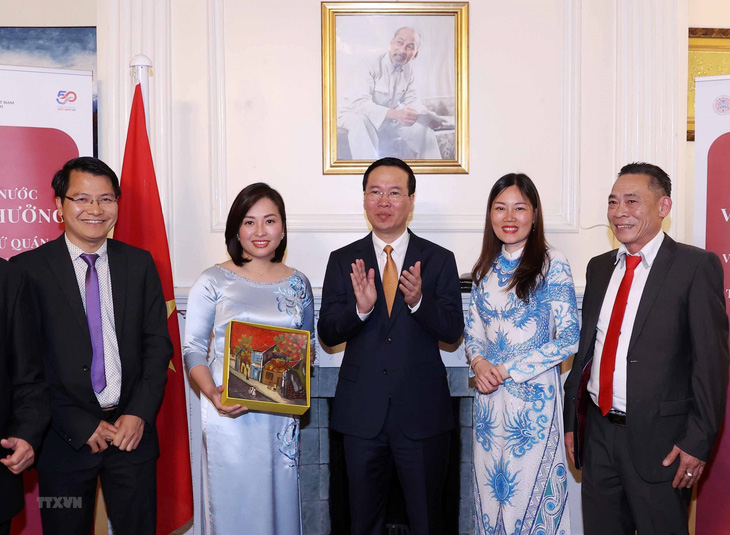 Vietnamese State President Vo Van Thuong (C) presents a gift to the Vietnamese Association in the UK. Photo: Vietnam News Agency