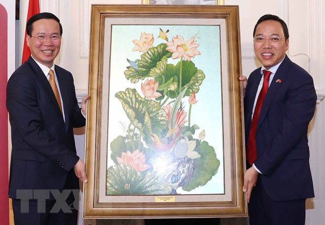 Vietnamese State President Thuong (L) presents a gift to the Vietnamese Embassy to the UK. Photo: Vietnam News Agency