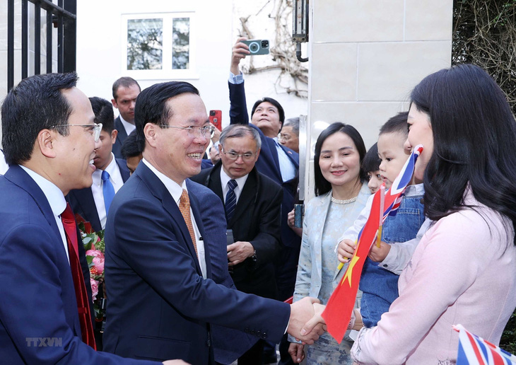 Vietnamese State President Vo Van Thuong is greeted by embassy staff and Vietnamese expats in the UK. Photo: Vietnam News Agency