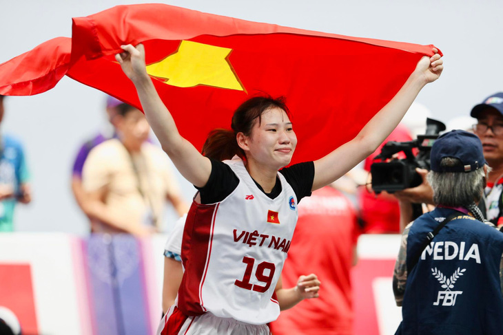 A Vietnamese basketballer celebrates the historic victory. Photo: N.K / Tuoi Tre