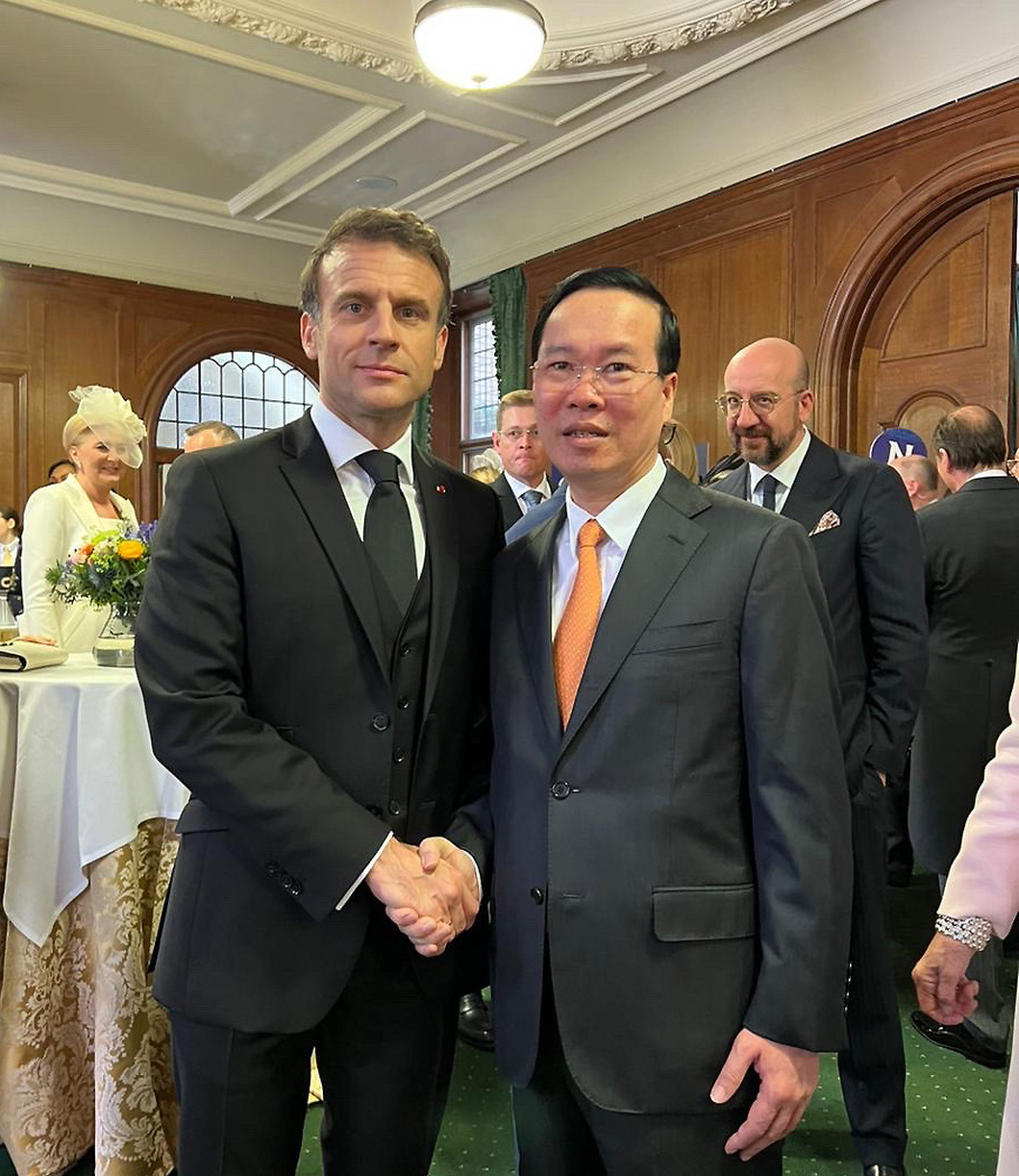 Vietnamese State President Vo Van Thuong (R) shakes hands with French President Emmanuel Macron. Photo: Ministry of Foreign Affairs