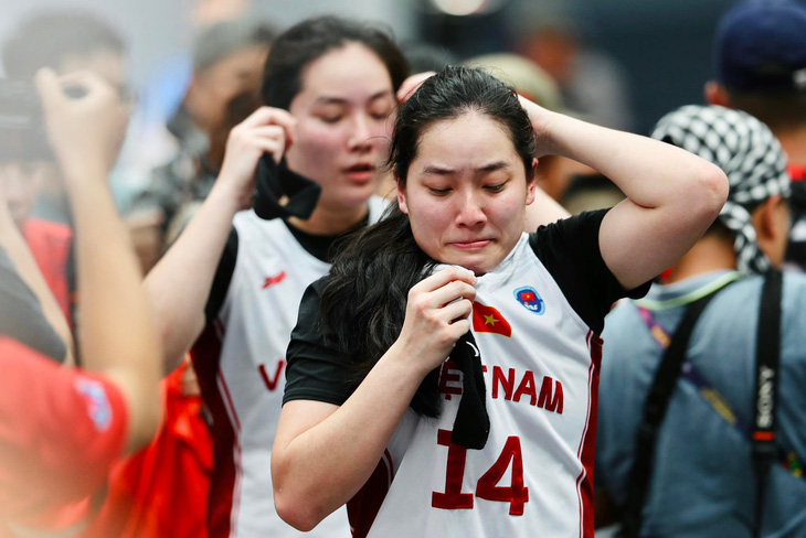 <em>A Vietnamese basketballer is touched after winning the historic gold medal. Photo</em>: N.K. / Tuoi Tre