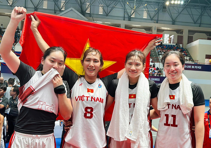 The Vietnamese national women’s basketball team make history after defeating Filipina rivals in the final. Photo: N.K / Tuoi Tre