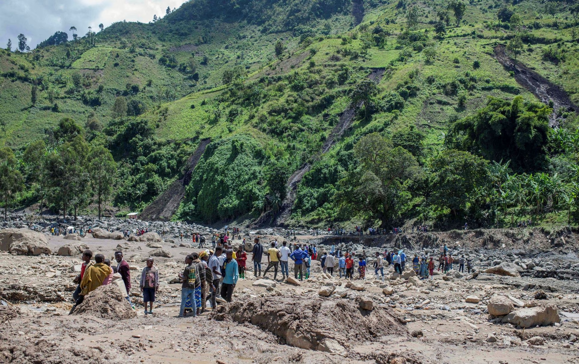 Congolese civilians gather after the death of their family members following rains that destroyed buildings and forced aid workers to gather mud-clad corpses into piles, in the village of Nyamukubi, Kalehe territory in South Kivu province of the Democratic Republic of Congo May 6, 2023. Photo: Reuters