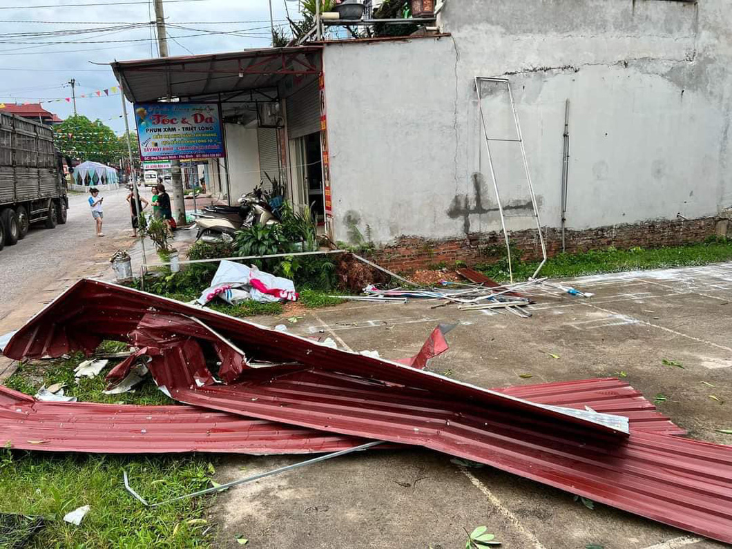 A house roof is blown away by strong winds in Thai Nguyen Province. Photo: Thai Nguyen Radio and TV