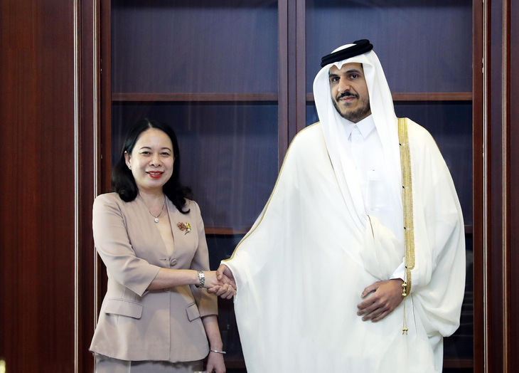 Vietnam Vice-State President Vo Thi Anh Xuan shakes hands with Qatar’s Minister of Commerce and Industry Mohammed bin Hamad bin Qassim Al Abdullah Al Thani. Photo: Vietnam News Agency