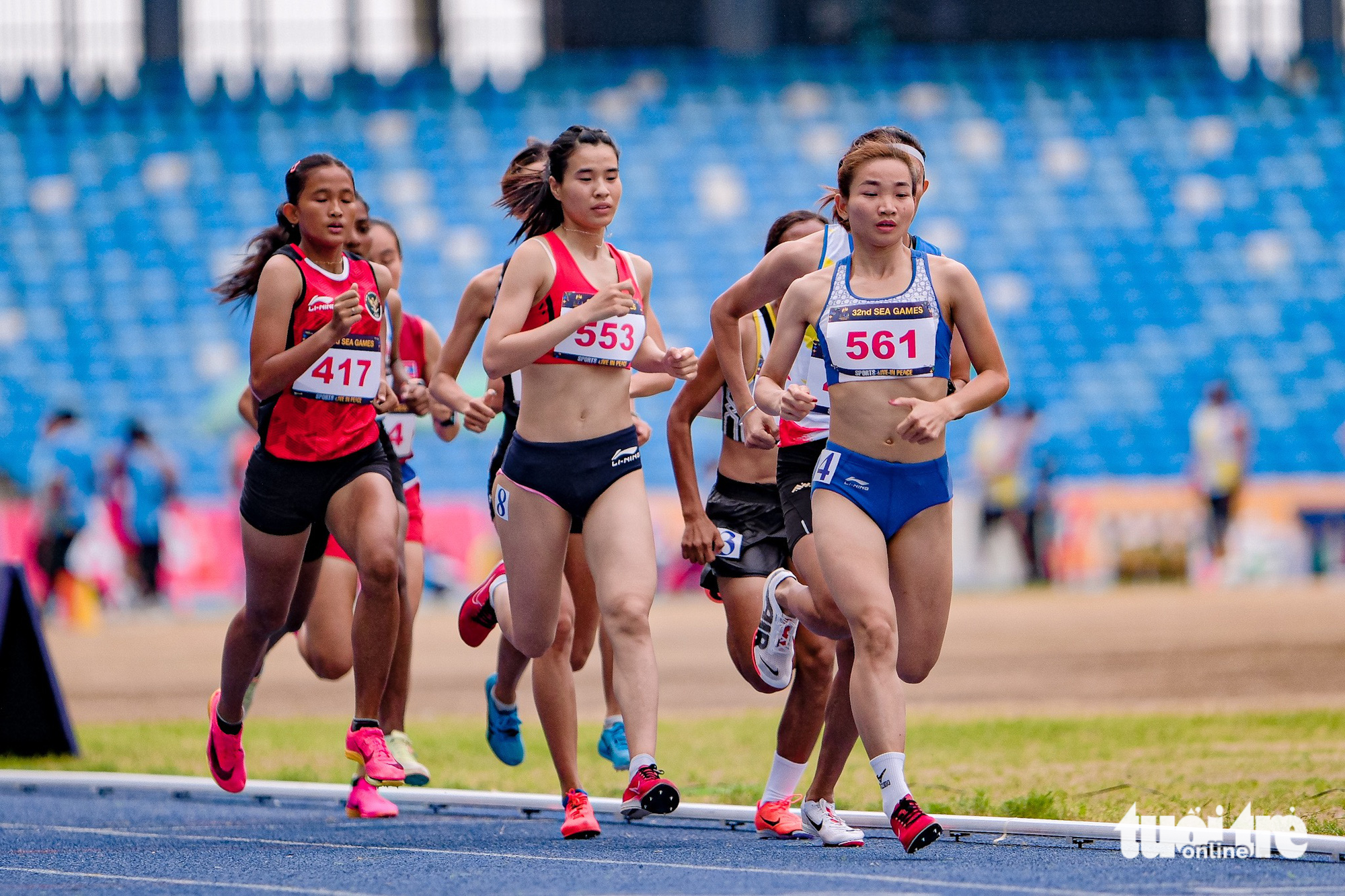 Vietnamese runner Nguyen Thi Oanh (No. 561) competes in women’s 1,500-meter run at the 2023 Southeast Asian Games in Cambodia, May 9, 2023. Photo: Nam Tran / Tuoi Tre