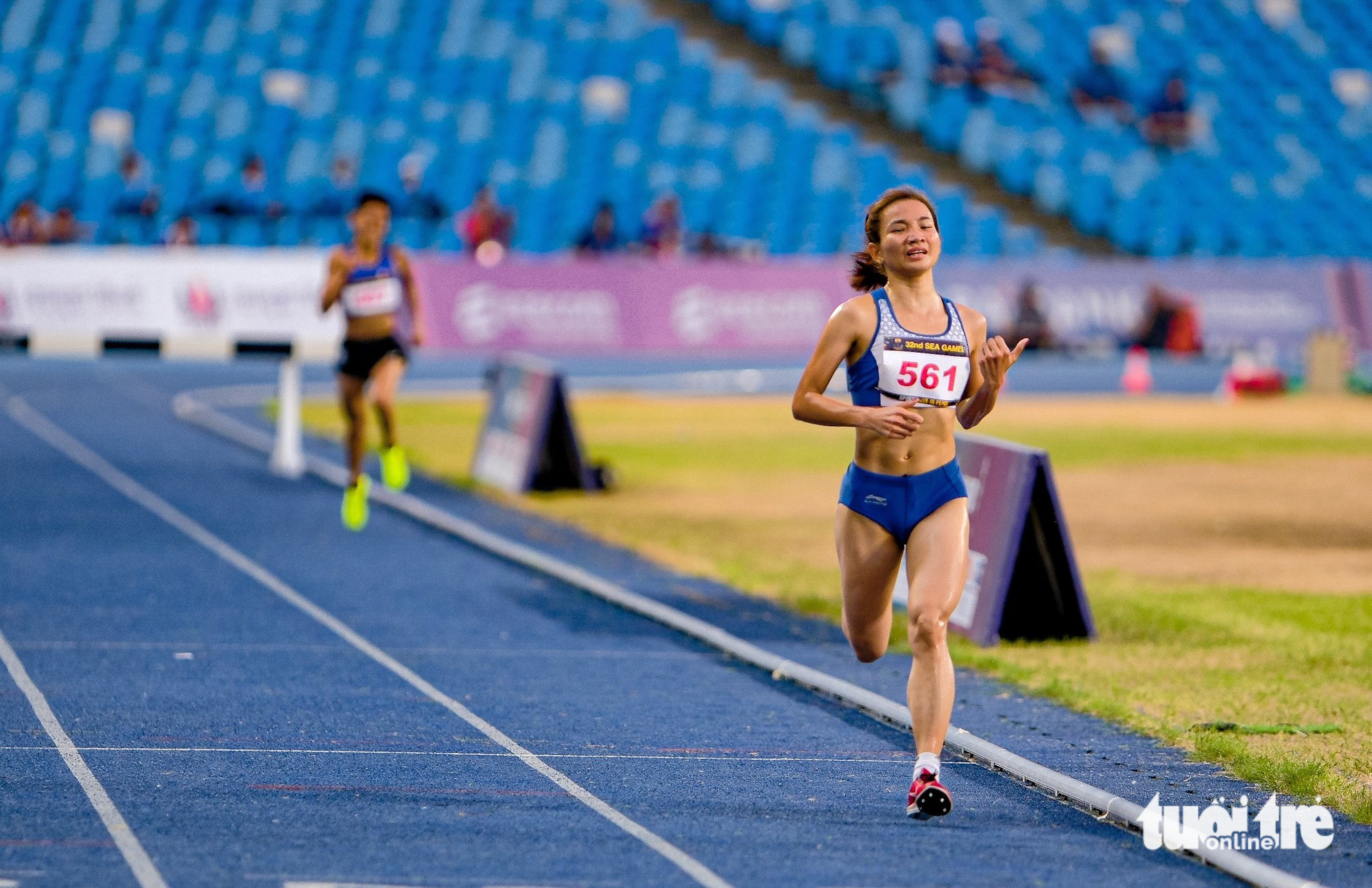 Vietnamese runner Nguyen Thi Oanh finishes first in women’s 1,500-meter run at the 2023 Southeast Asian Games in Cambodia, May 9, 2023. Photo: Nam Tran / Tuoi Tre