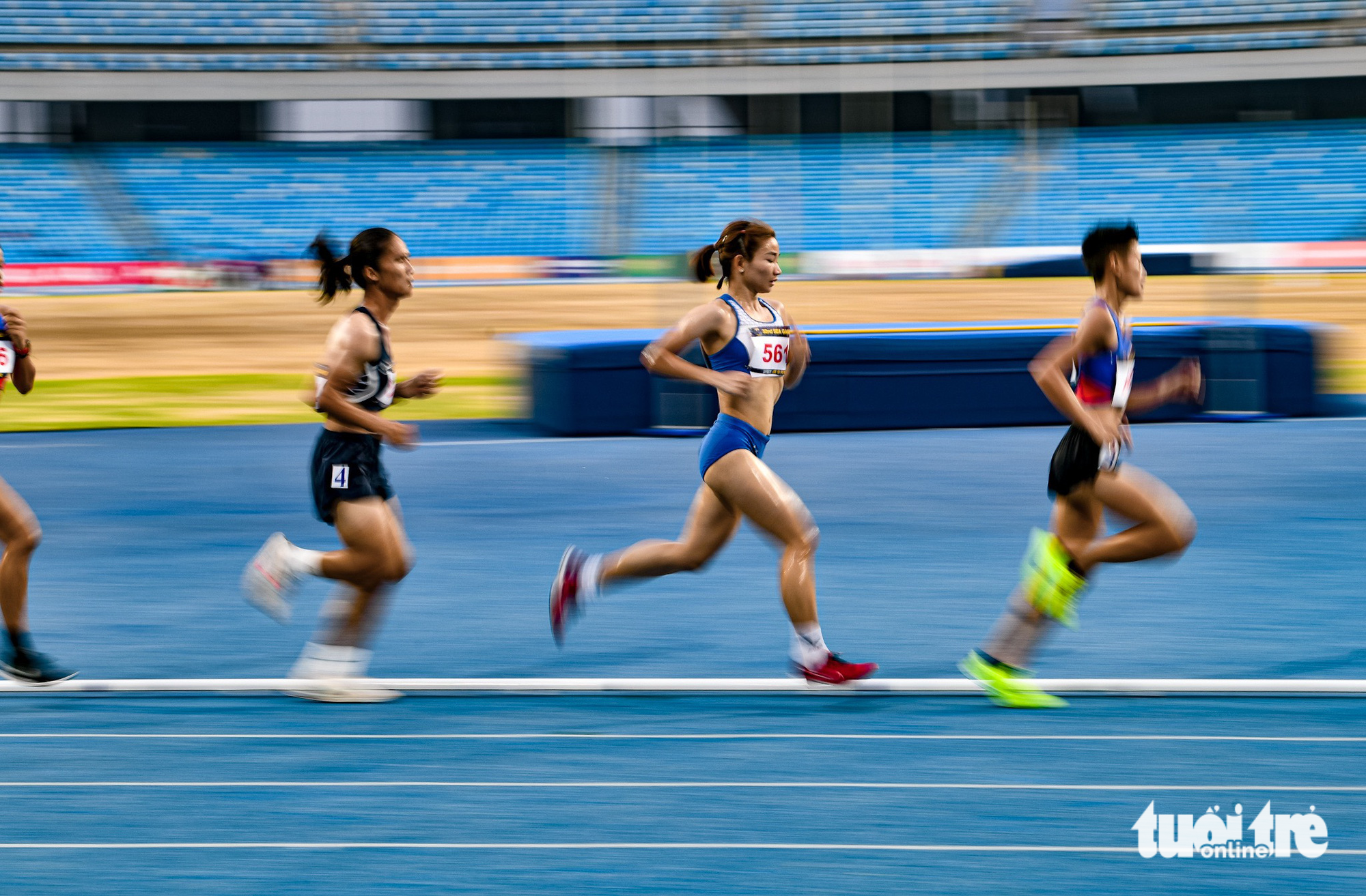 Vietnamese runner Nguyen Thi Oanh competing in the women's 3,000-meter hurdles at the 2023 Southeast Asian Games in Cambodia, on May 9, 2023. Photo: Nam Tran/Tuoi Tre