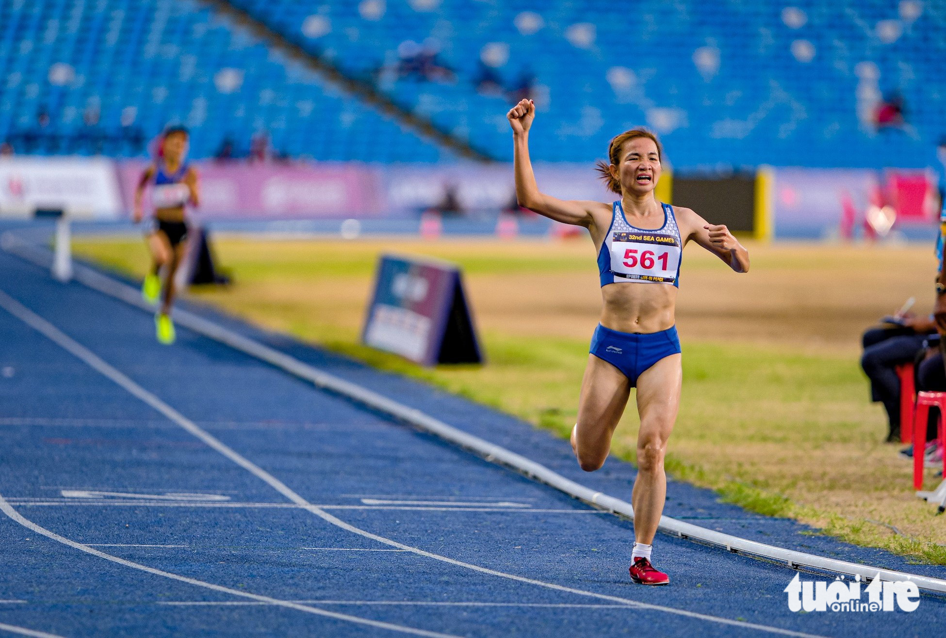 Vietnamese runner Nguyen Thi Oanh finishes first in women’s 3,000-meter hurdles at the 2023 Southeast Asian Games in Cambodia, May 9, 2023. Photo: Nam Tran / Tuoi Tre