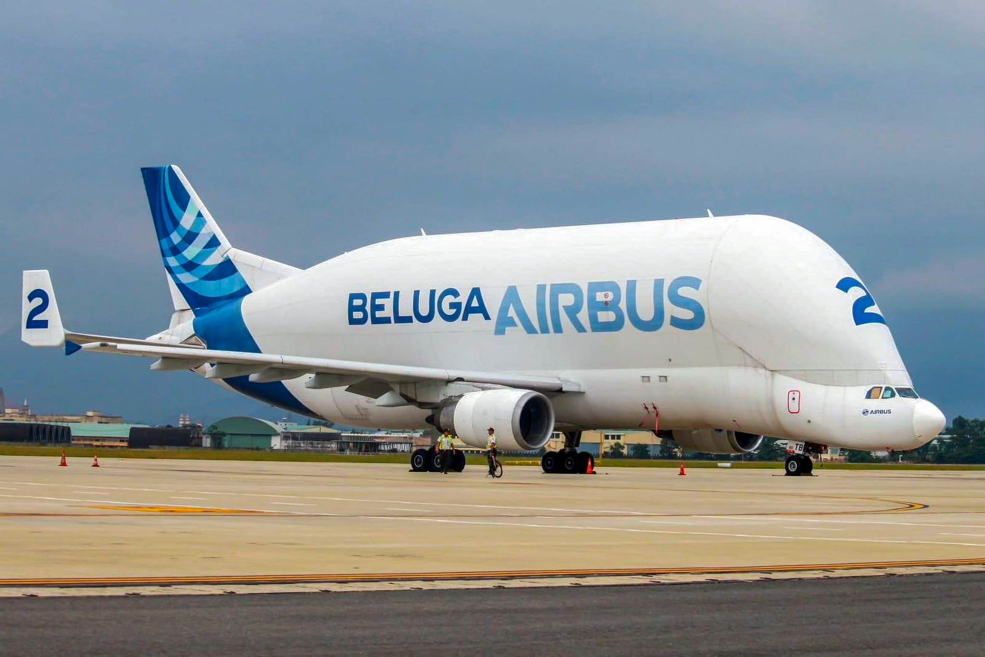 Huge whale-shaped aircraft makes first-ever landing at Da Nang airport ...