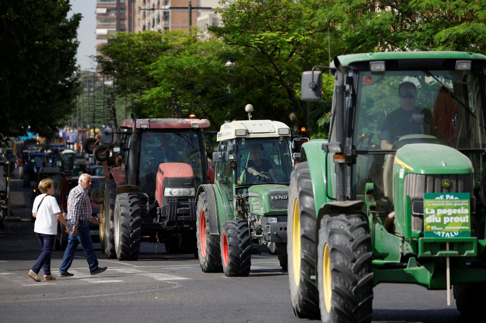 Spanish farmers in Catalonia stage a tractor go-slow protest against the effect of drought in Lleida, Spain May 9, 2023. Photo: Reuters