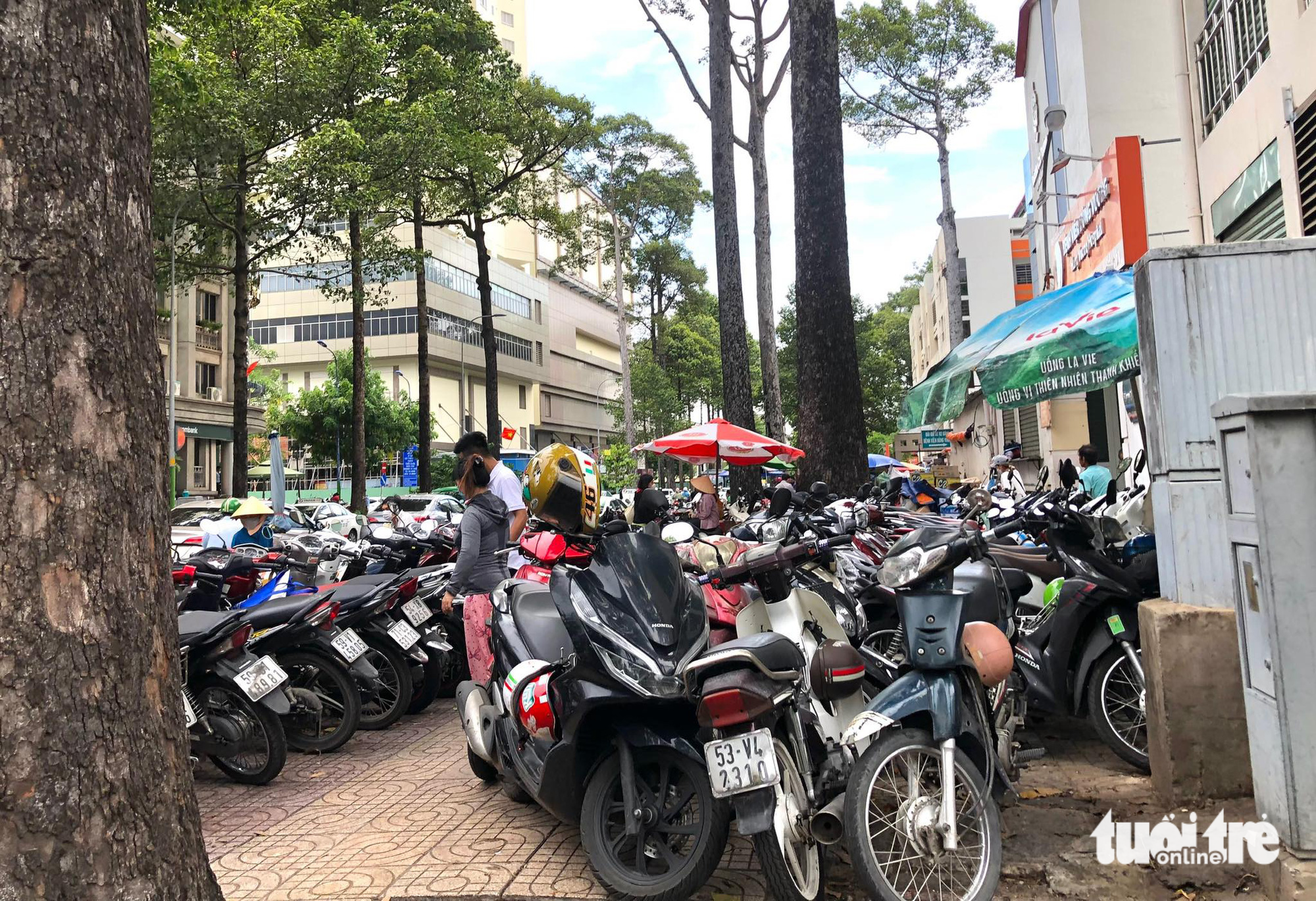 Ho Chi Minh City transport dept requires reclaiming sidewalks encircling hospitals
