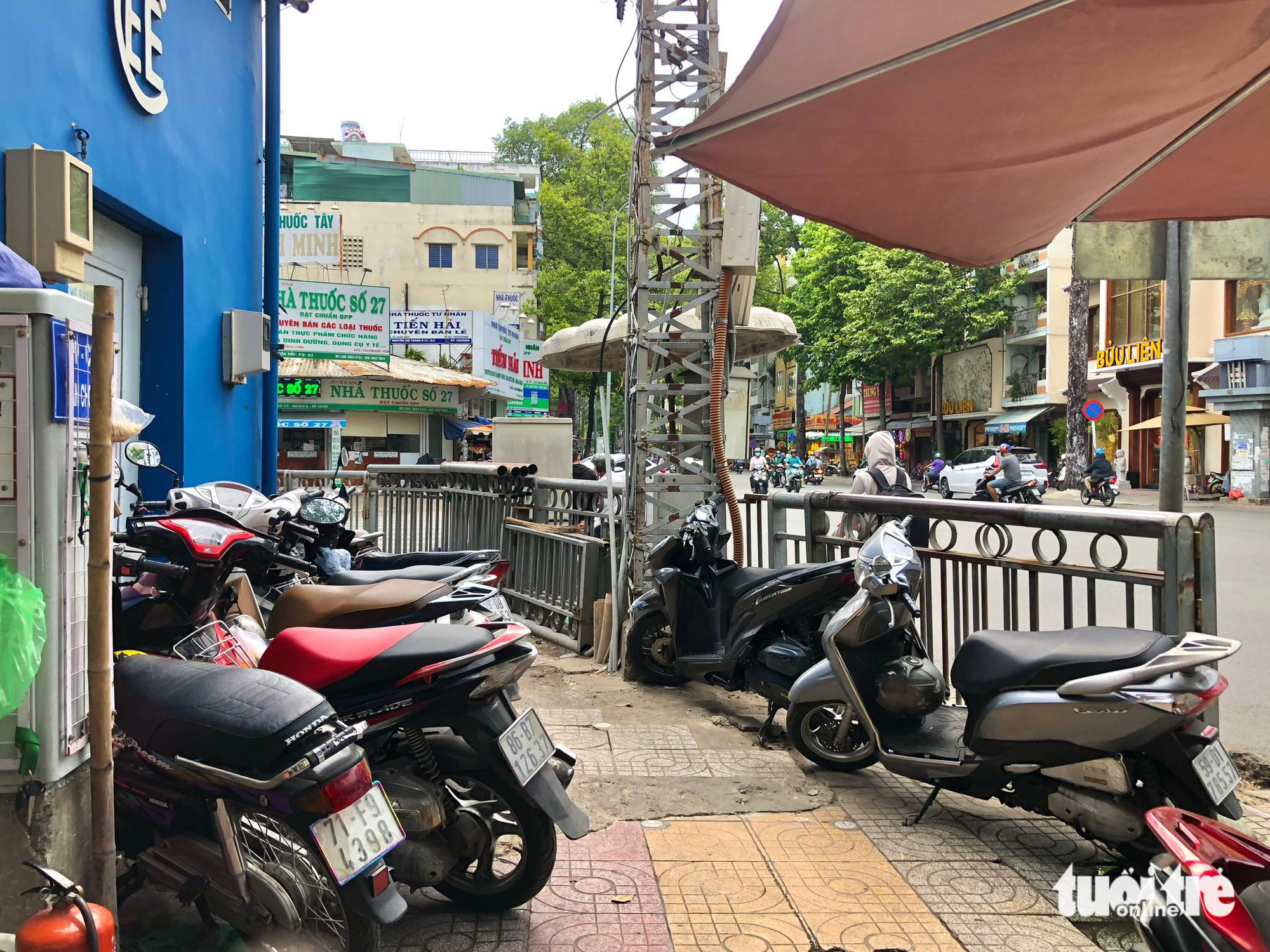 A parking lot is fenced off on the sidewalk of Nguyen Chi Thanh Street in front of Cho Ray Hospital in District 5, Ho Chi Minh City. Photo: Luu Duyen / Tuoi Tre