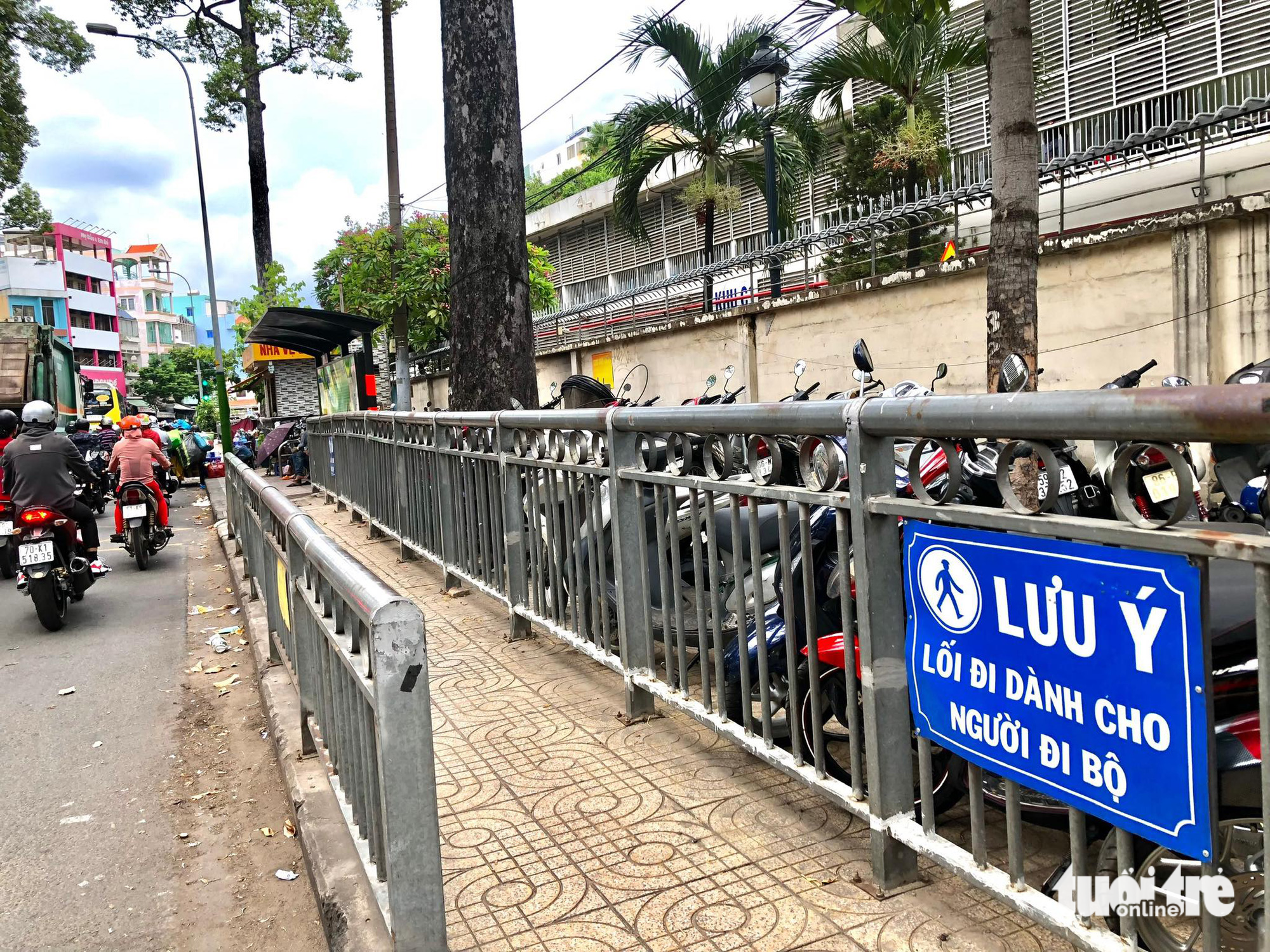 Part of the sidewalk of Thuan Kieu Street in District 5, Ho Chi Minh City is returned to pedestrians. Photo: Luu Duyen / Tuoi Tre