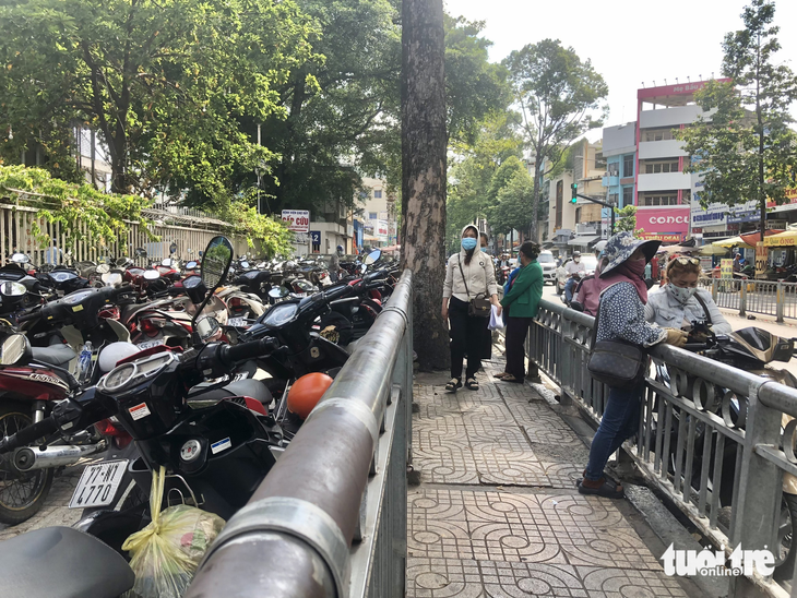Many hospitals in District 5, Ho Chi Minh City encroach on sidewalks to make room for parking lots. Photo: Luu Duyen / Tuoi Tre