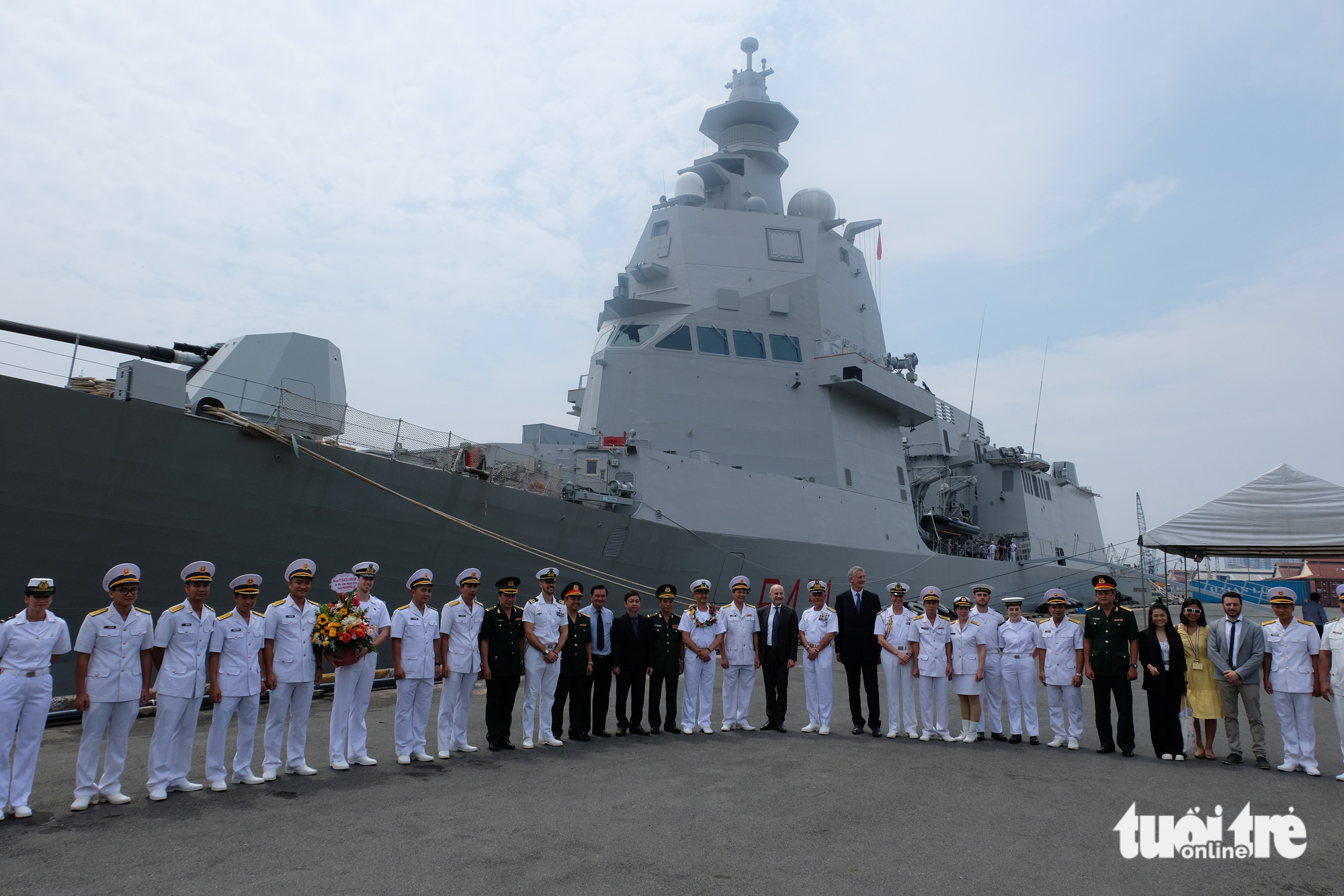 Vietnamese and Italian naval forces and officials of the Italian Embassy and Consulate in Vietnam at the welcome ceremony for the vessel. Photo: Tran Phuong / Tuoi Tre