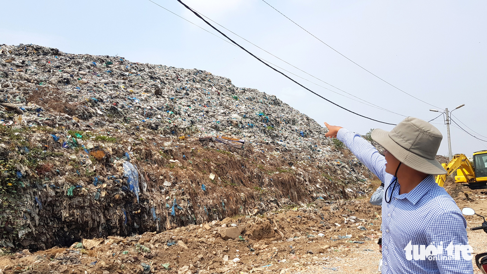 A mountain of garbage nearly 35-meters high in An Giang Province, southern Vietnam. Photo: Buu Dau / Tuoi Tre