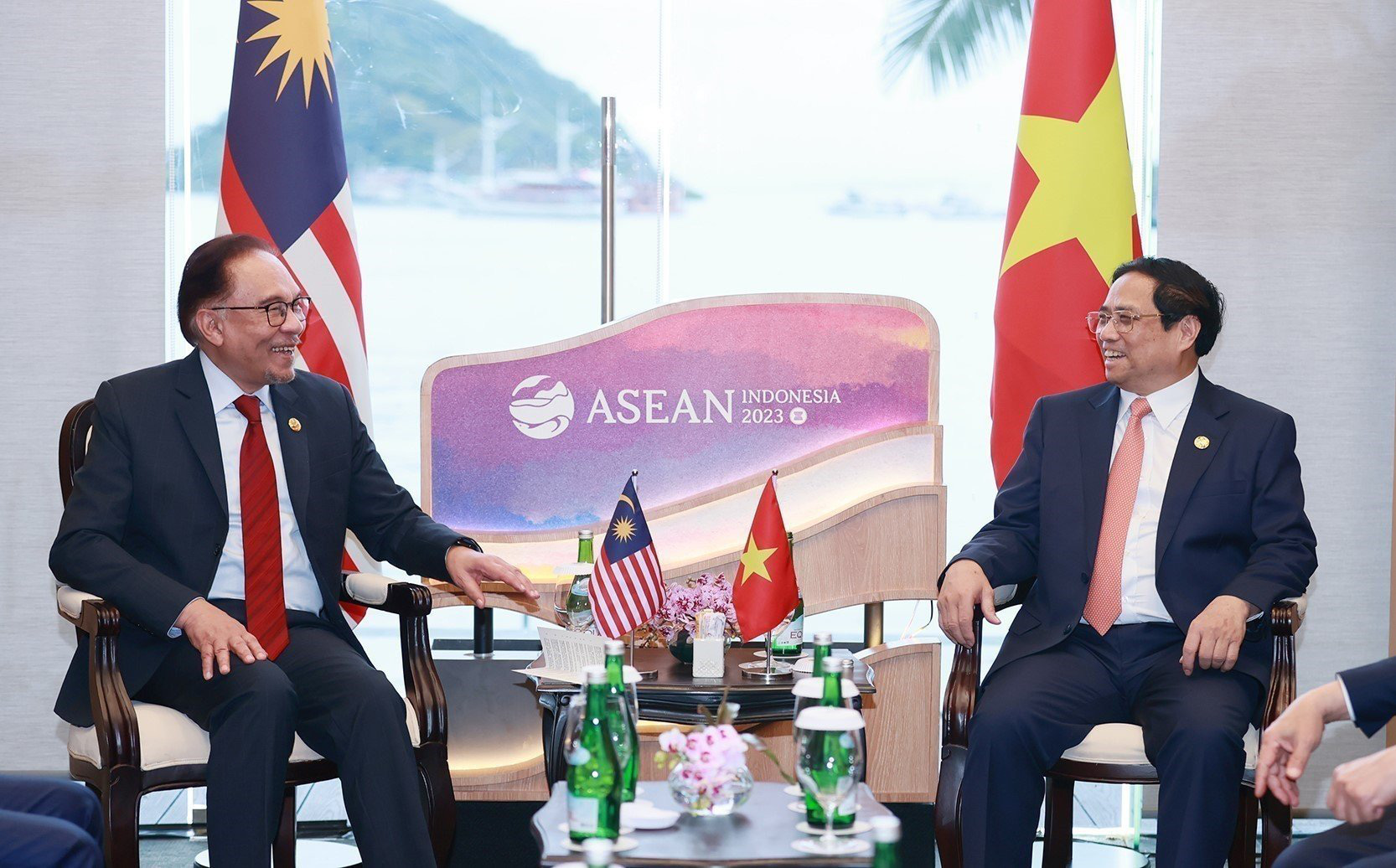 Malaysian Prime Minister Anwar Ibrahim (L) told his Vietnamese counterpart Pham Minh Chinh that he was looking forward to the Vietnamese state president’s visit to Malaysia late this year. Photo: Vietnam News Agency