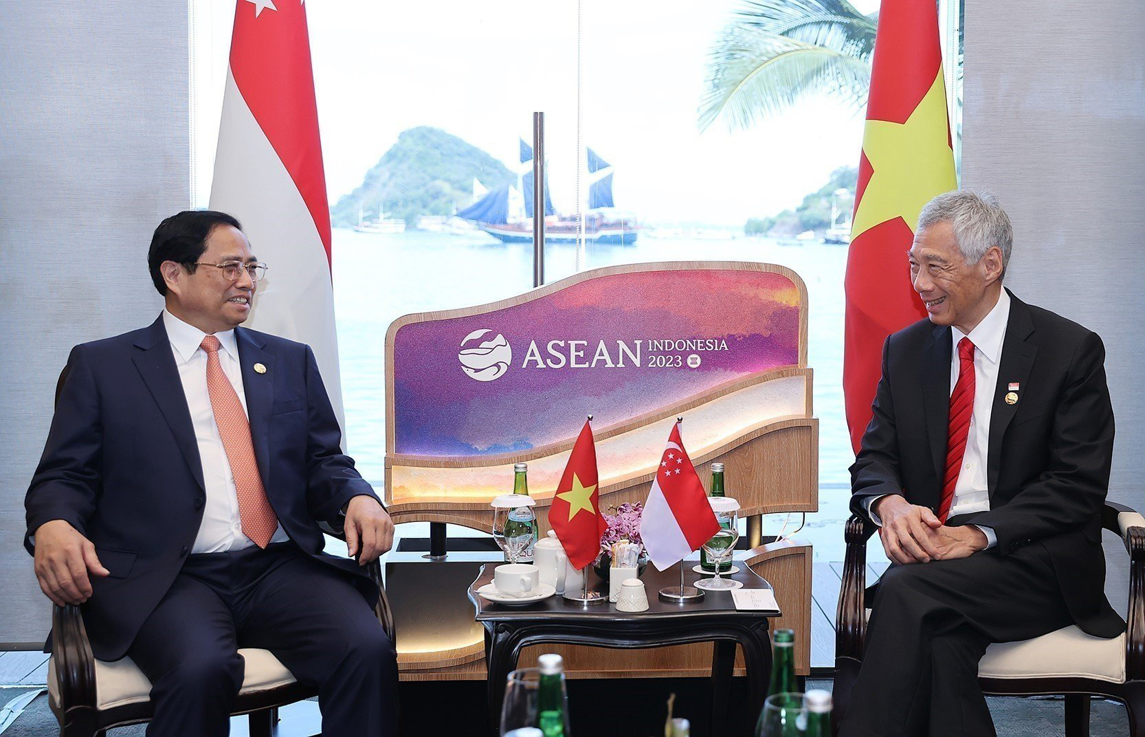 Vietnamese Prime Minister Pham Minh Chinh (L) meets with his Singaporean counterpart Lee Hsieng Loong in Indonesia, May 10, 2023. Photo: Vietnam News Agency