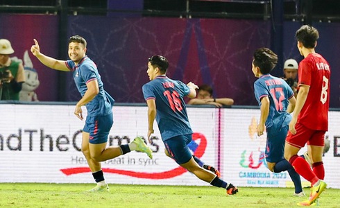 Thai players (blue) celebrate their opening goal against Vietnam in their final Group B game in men’s football of the 2023 Southeast Asian (SEA) Games in Cambodia, May 11, 2023. Photo: N.K. / Tuoi Tre