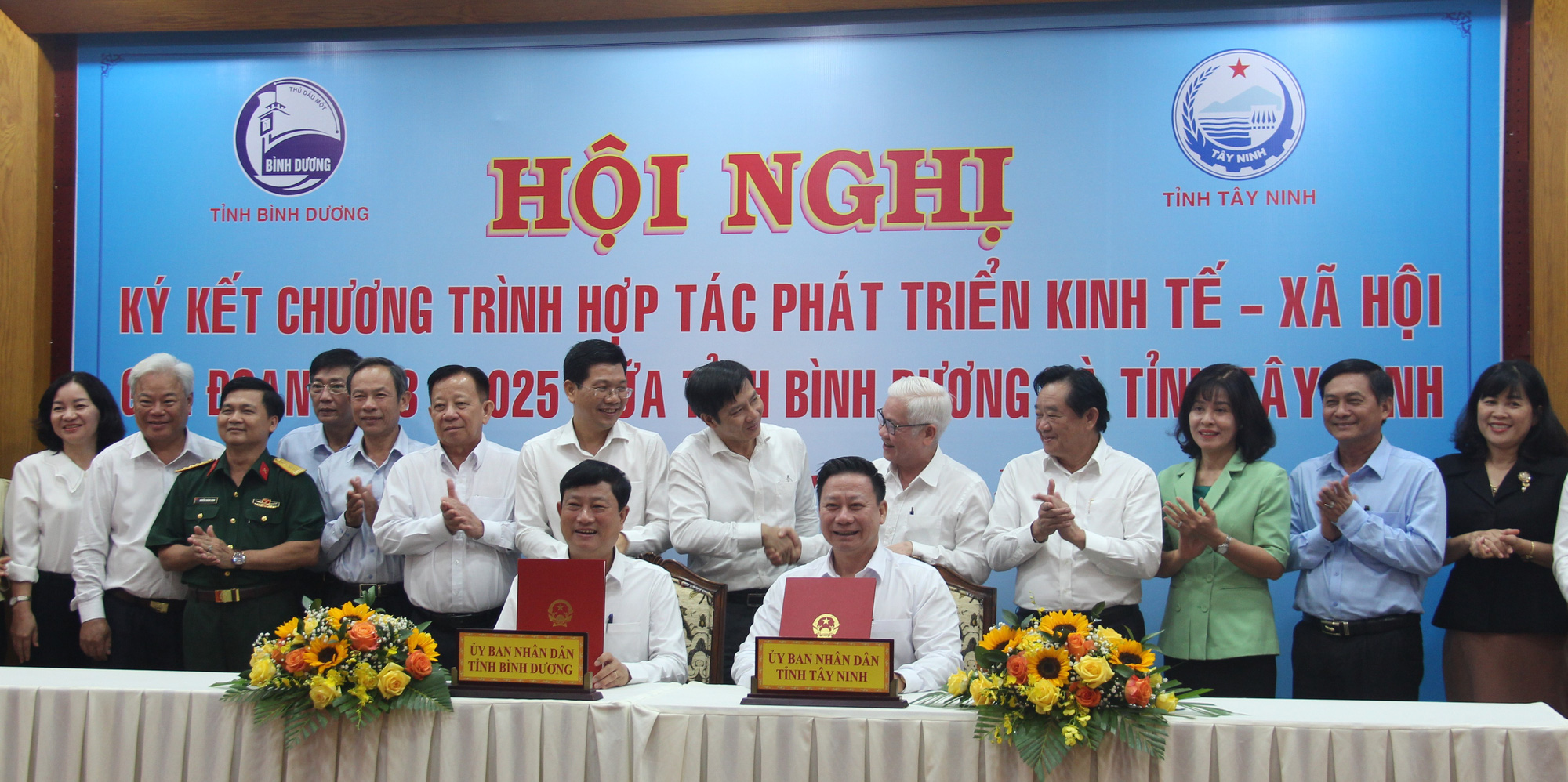 Leaders of Tay Ninh and Binh Duong Provinces sign an agreement to work together on multiple projects at a conference held in Tay Ninh Province, southern Vietnam, May 12, 2023. Photo: Ba Son / Tuoi Tre