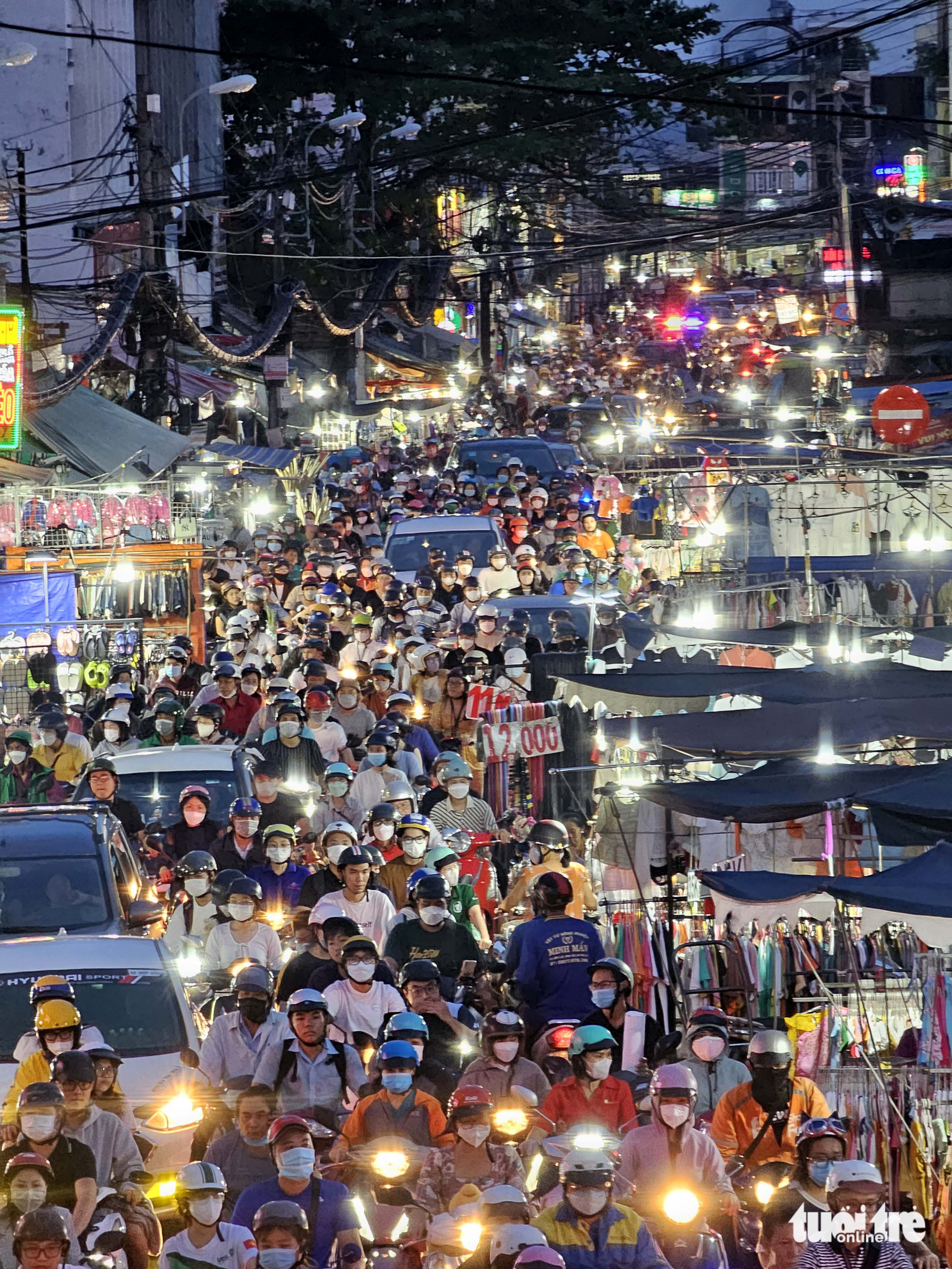 Traffic congestion occurs on Bui Huu Nghia Street leading to Ba Chieu Market in Binh Thanh District, Ho Chi Minh City, May 12, 2023. Photo: Hieu Giang / Tuoi Tre
