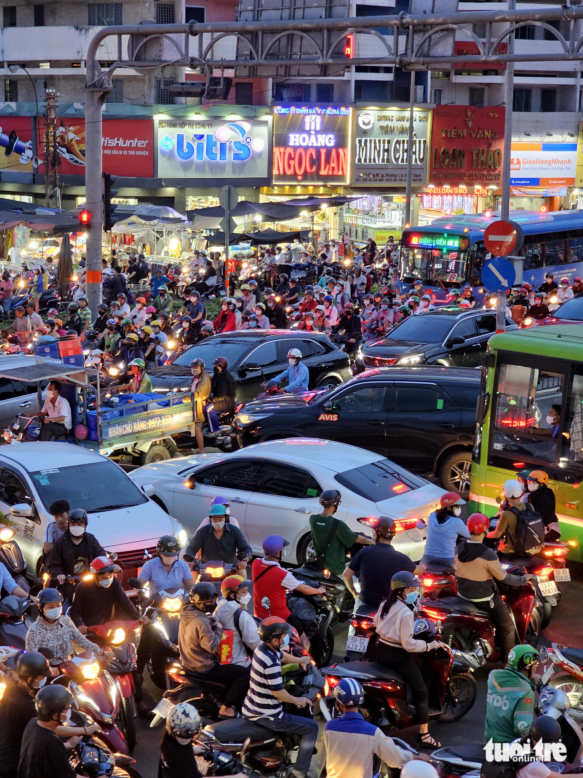 Traffic is in a state of chaos in front of Ba Chieu Market in Binh Thanh District, Ho Chi Minh City, May 12, 2023. Photo: Hieu Giang / Tuoi Tre