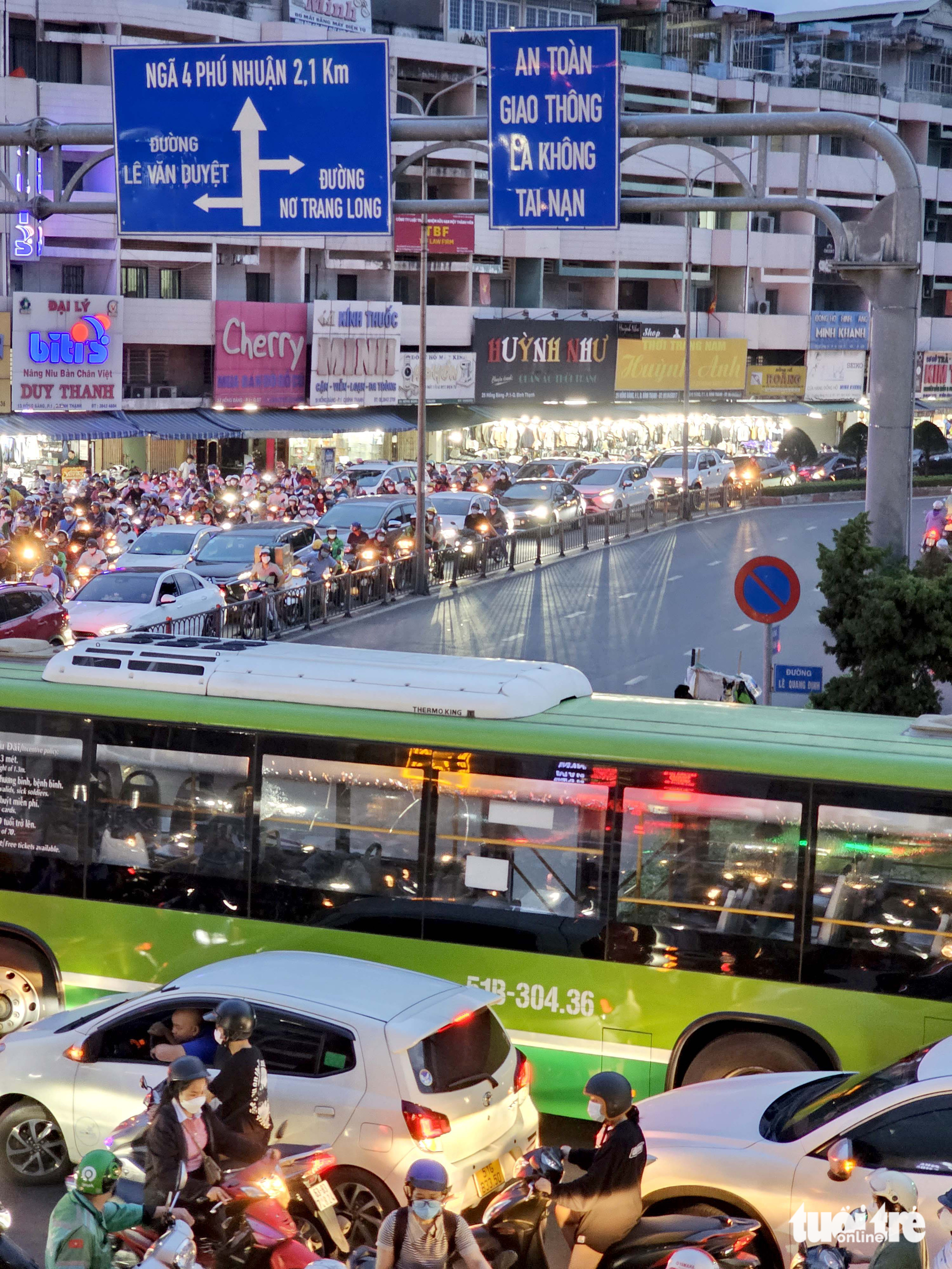 Traffic congestion occurs in front of Ba Chieu Market in Binh Thanh District, Ho Chi Minh City, May 12, 2023. Photo: Hieu Giang / Tuoi Tre